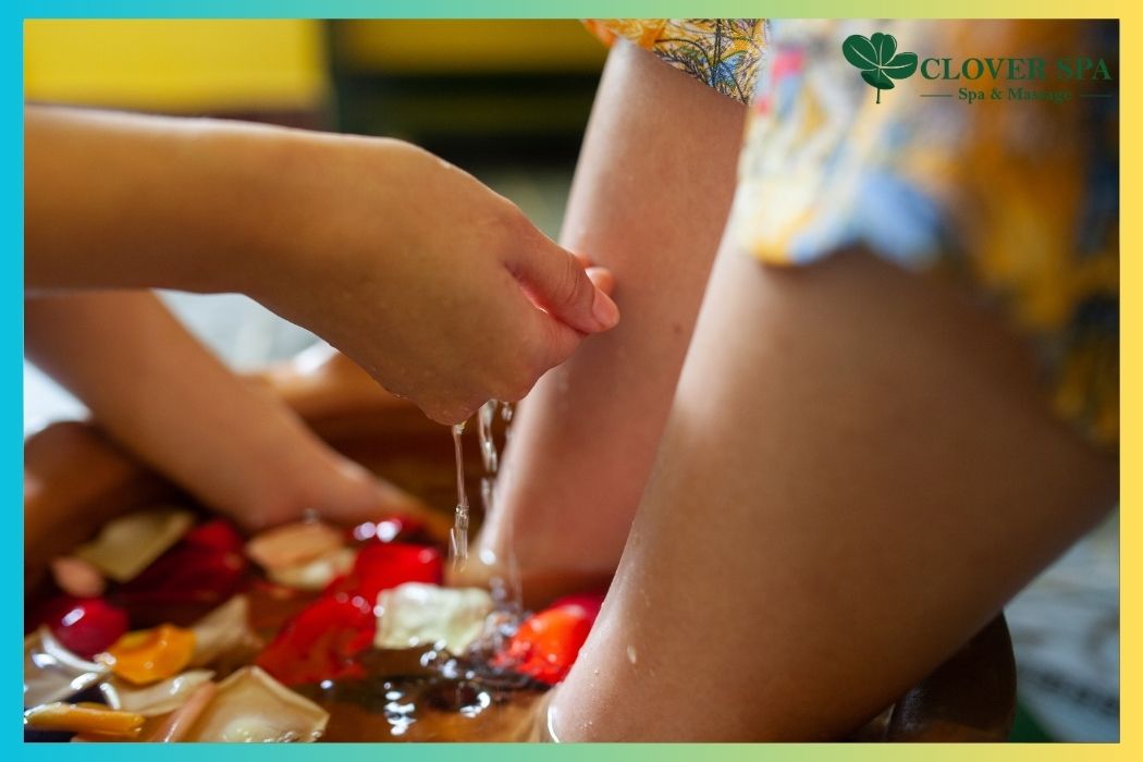 massage chân tại clover spa