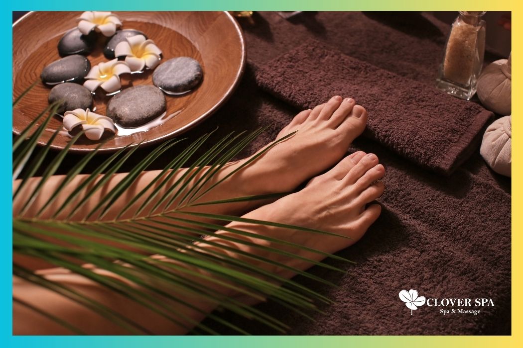massage chân tại Clover Spa