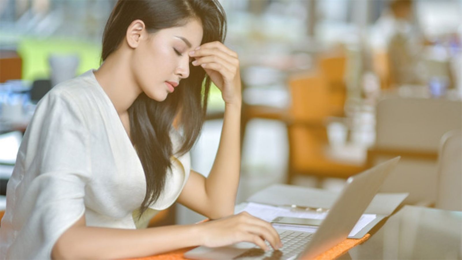 Ngồi quá lâu trước máy tính sẽ gây mỏi mắt và mỏi người
